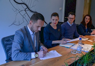 Nënshkrimi i marrëveshjeve të mirëkuptimit nga Kryetarët e Komunave dhe Drejtorët e Drejtorive Arsimore në komunat përfituese : Kamenicë, Vushtrri dhe Ferizaj